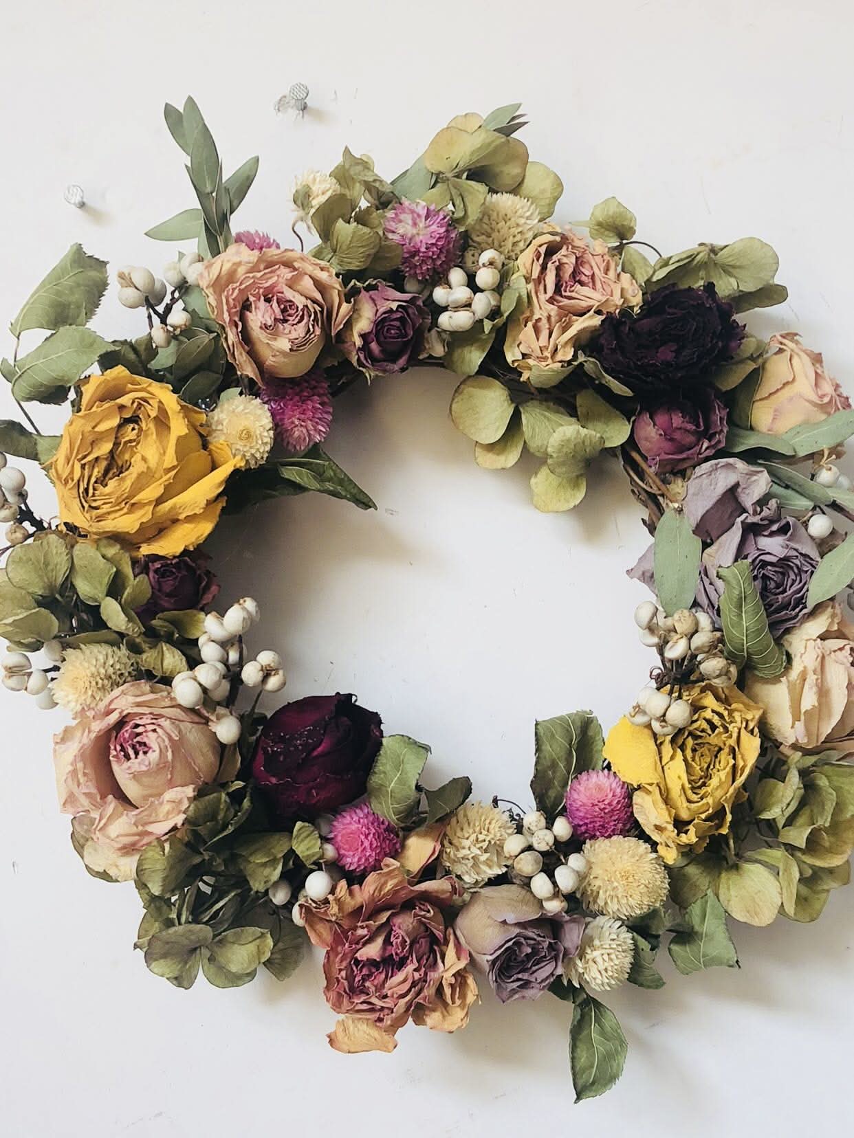 Natural Rose Round Garland: Dried roses, hydrangeas, berries, and foliage in muted colors.